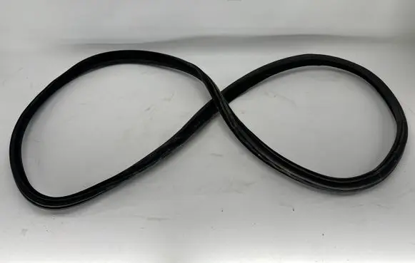 BMW 4 F36 Gran coupe Rear door rubber seal (on body) 7401893