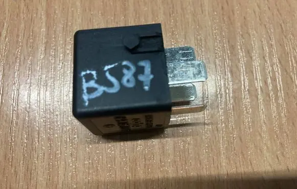 Mercedes-Benz B W245 Other relay A0025421319 V23134B52X336