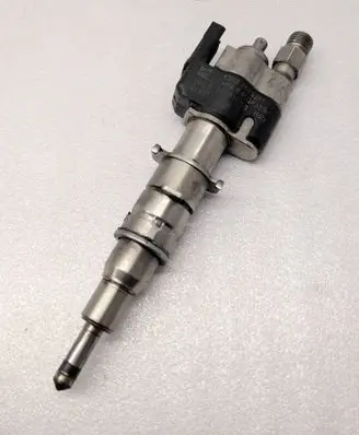 BMW 7 F01 F02 F03 F04 Fuel injector 7585261