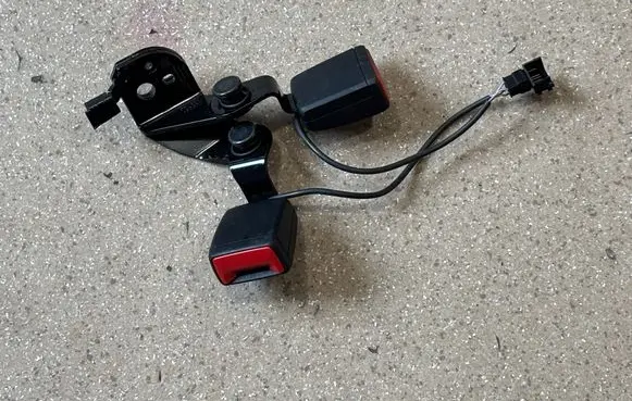 Middle seatbelt buckle (rear)