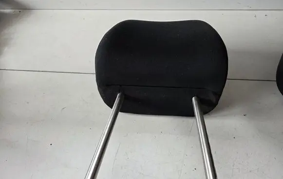 Volkswagen Tiguan Front seat headrest 