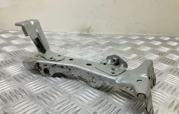 Audi A3 S3 8V Fender mounting bracket 8V0821136A