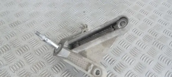 Renault Clio III Gearbox mounting bracket