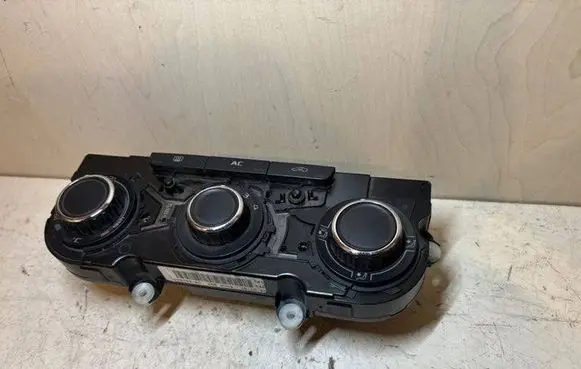 Skoda Octavia Mk2 (1Z) Climate control unit 3T0820047M