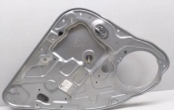 Rear door manual window regulator