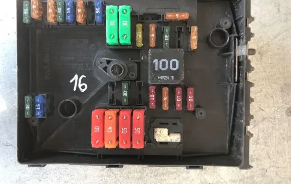 Volkswagen Caddy Fuse box set 1K0907814A L1T000033 1K0937821G