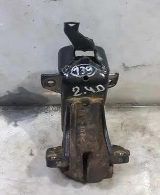 Toyota Hilux (AN120, AN130) Engine mounting bracket