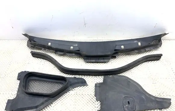 Mercedes-Benz GLE (W166 - C292) Wiper trim A1668300028