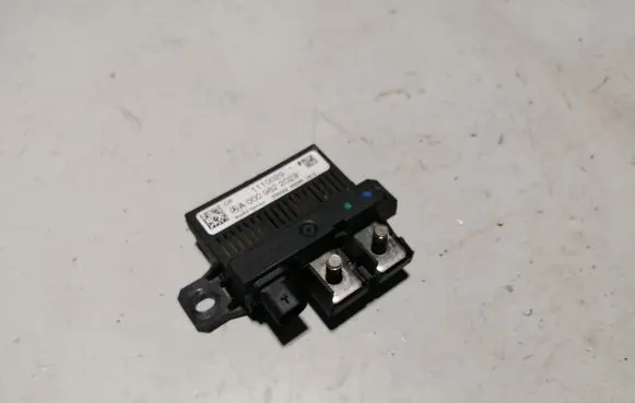 Mercedes-Benz Vito Viano W447 Charging relay A0009822023