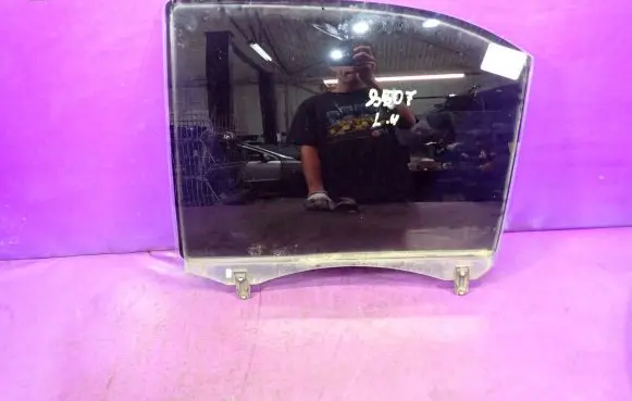 KIA Sorento Front door window glass four-door