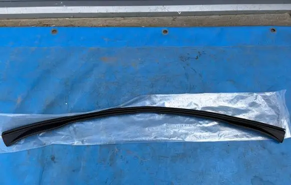 Porsche Cayenne (9Y0 9Y3) Engine hood trim 9Y0823727A
