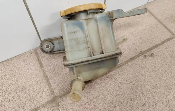 Subaru Legacy Power steering fluid tank/reservoir 