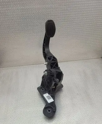 Opel Mokka B Clutch pedal 9824262180
