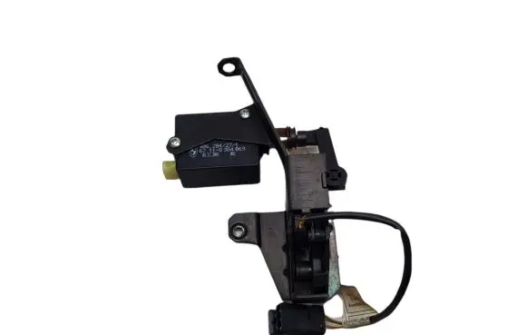 BMW 5 E39 Tailgate window lock/catch/latch 67118384069 8238469