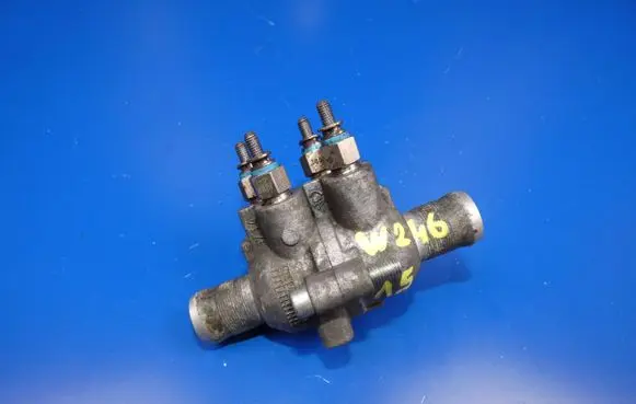 Mercedes-Benz B W246 W242 Fuel distributor 