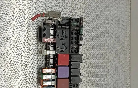 Renault Scenic I Fuse module 7703497782