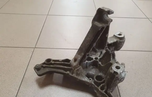 Opel Vivaro Engine mounting bracket 93455374