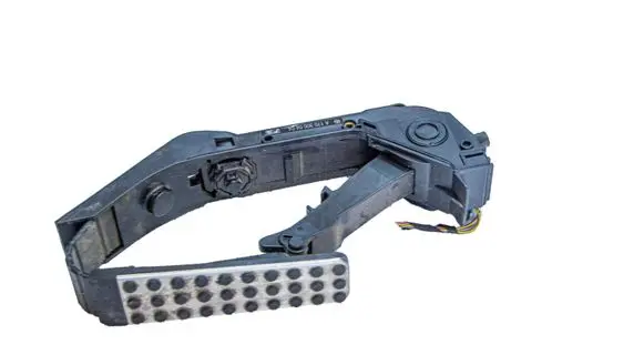 Mercedes-Benz C W203 Accelerator throttle pedal A2033010001 A1703000404