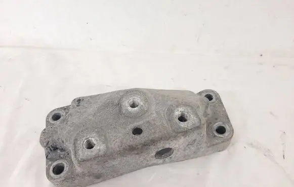 Volkswagen PASSAT B7 Gearbox mounting bracket 1K0199117