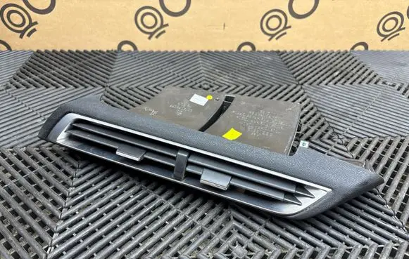 Peugeot 3008 II Dash center air vent grill D0323114