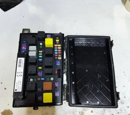 Opel Zafira B Fuse module 13220829