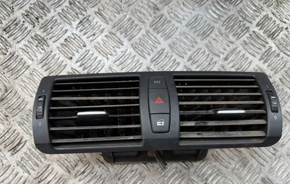 BMW 1 E81 E87 Dash center air vent grill