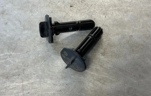 Renault Clio III Radiator mount bracket 397880391R