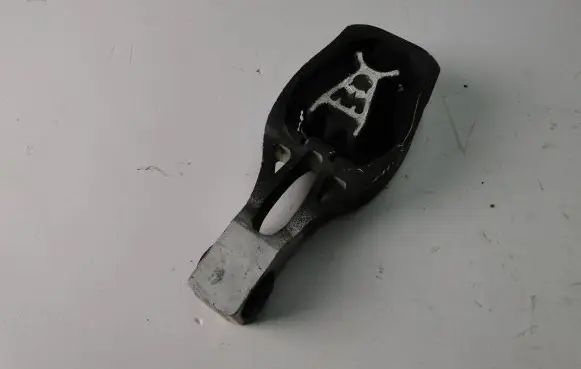 Peugeot 5008 II Engine mount vacuum valve 