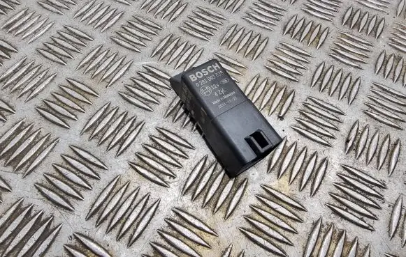 Volkswagen Golf VI Glow plug pre-heat relay 0281003038 20111122 038907281d