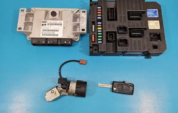 Peugeot 207 Engine control unit/module ECU IAW6LPC105 IMPRK1580881