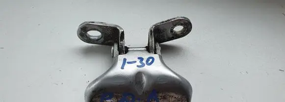 Hyundai i30 Front door lower hinge 