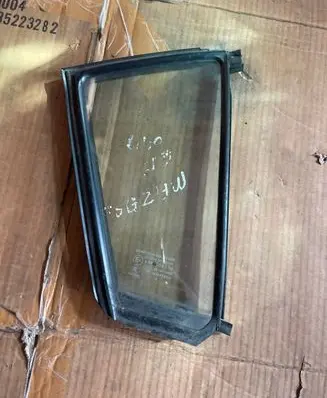 Rear vent window glass