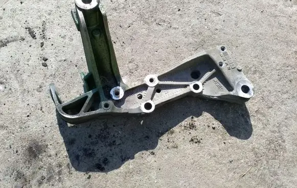 Volkswagen Touran I Engine mounting bracket