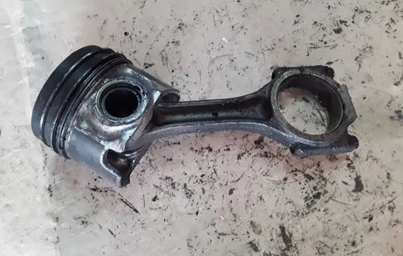 Volkswagen Touran I Piston with connecting rod NOCODE