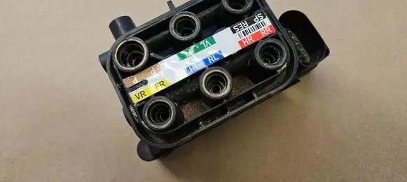 Mercedes-Benz GL X164 Air suspension valve block A2123200358 2123200358