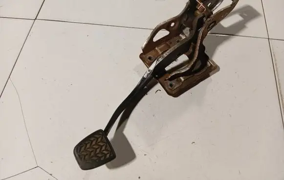 Toyota Avensis T250 Clutch pedal 