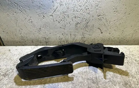 Mercedes-Benz E W211 Accelerator throttle pedal A2113000904
