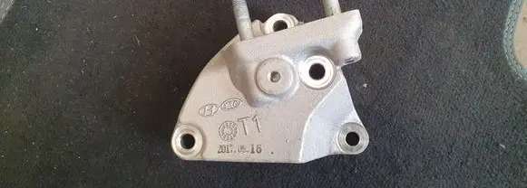 Hyundai Ioniq Engine mounting bracket