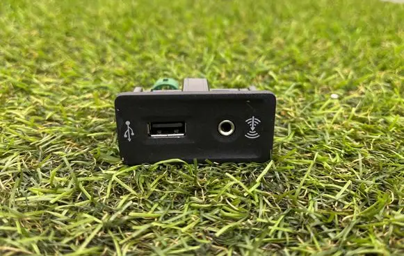 Volkswagen PASSAT B8 USB socket connector 5g0035222