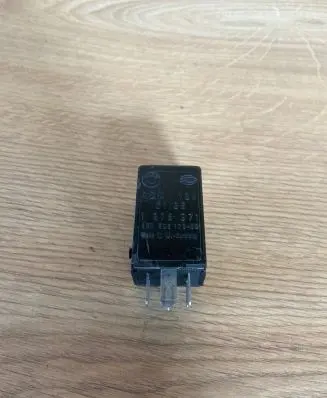 BMW 7 E32 Other relay 1378371 4RD00517300
