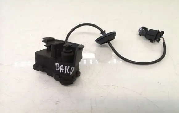 Fuel tank cap lock