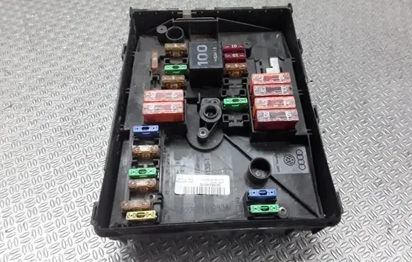Skoda Octavia Mk2 (1Z) Fuse module 1K0937125
