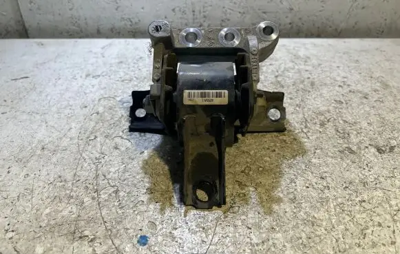Jeep Patriot Engine mount bracket