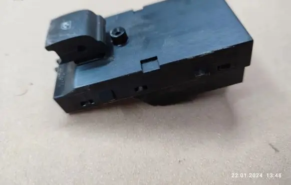 Opel Mokka X Electric window control switch 22915102