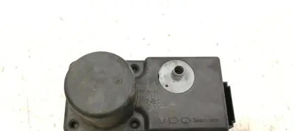 Volkswagen Golf III Central locking vacuum pump 1H0962257G