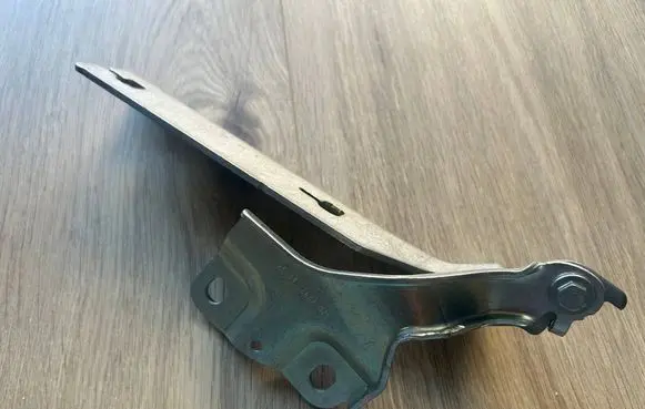 Audi A3 8Y Engine bonnet/hood hinges 8Y0823302B
