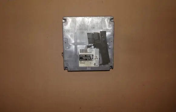 Toyota Avensis T220 Engine control unit/module 8966105420