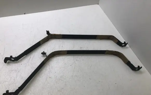 Fuel tank mounting bracket