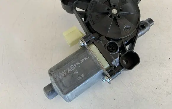Audi A4 S4 B9 Front door window regulator motor 8W0959802