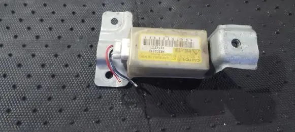 Mitsubishi Galant Airbag deployment crash/impact sensor MR309242 X6T42171